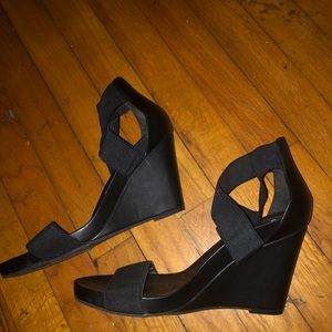 BCBG generation women’s black platform shoes with elastic bands